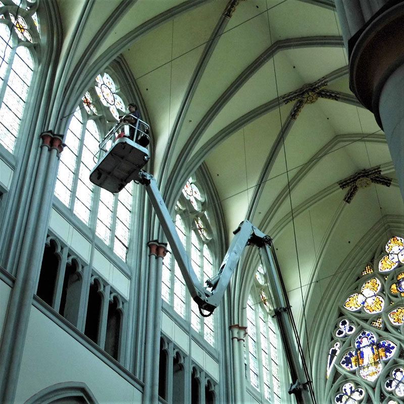 Innenansicht der Altenberger Dom bei Krankarbeiten