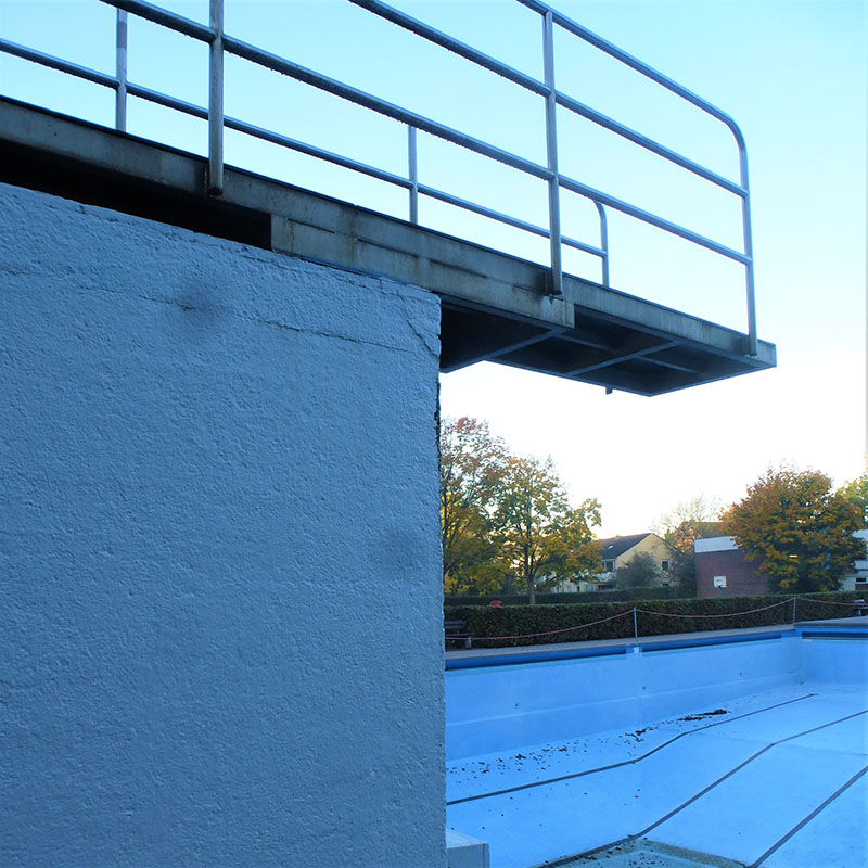 Ansicht eines Sprungturms im Freibad